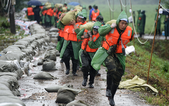 中国解放军在救援救灾一线