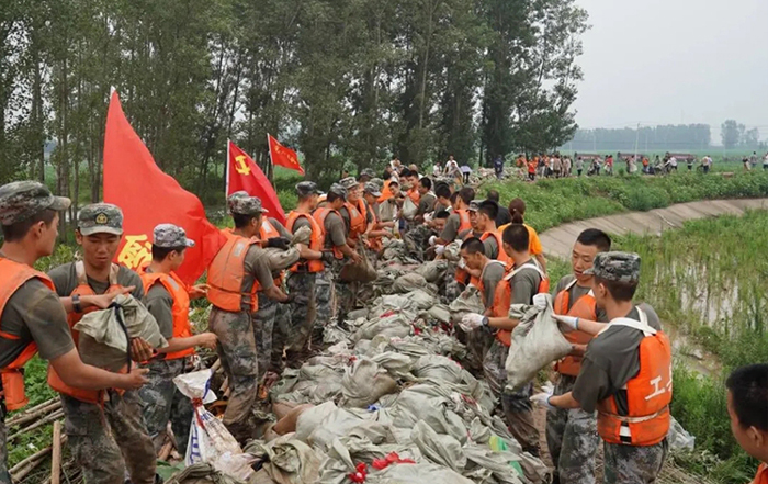 中国解放军在抗洪一线
